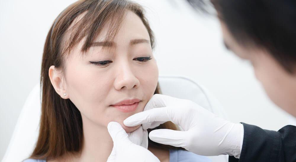 หลังฉีดฟิลเลอร์คางหมอจะตกแต่งทรงให้เข้ารูป-เห็นผลทันที