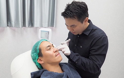 ฉีดโบท็อกใต้ตาลดริ้วรอย หมอเบส คุณตุ้ย