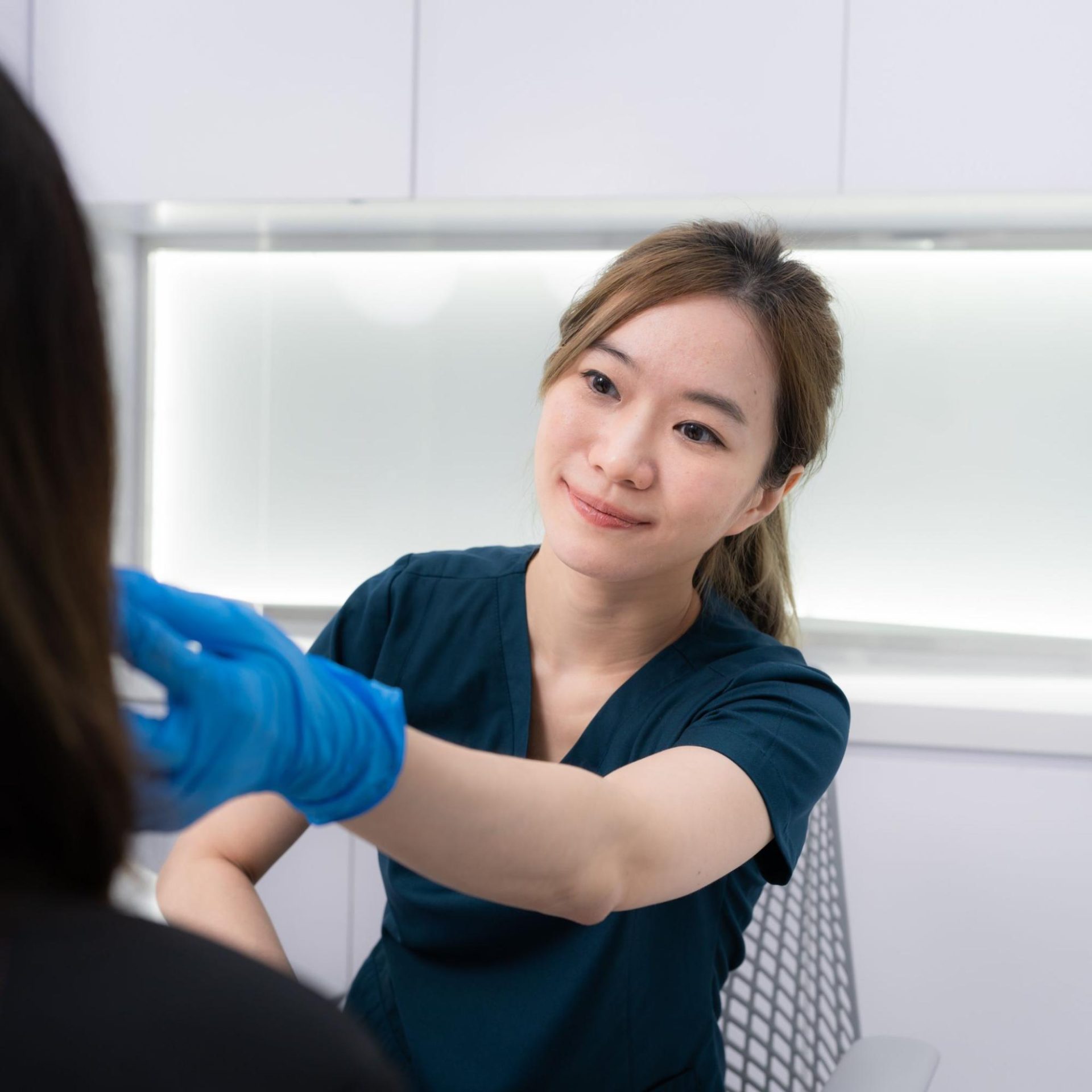 แพทย์แนะนำหัตถการยกกระชับใบหน้า โดยหมอแพร